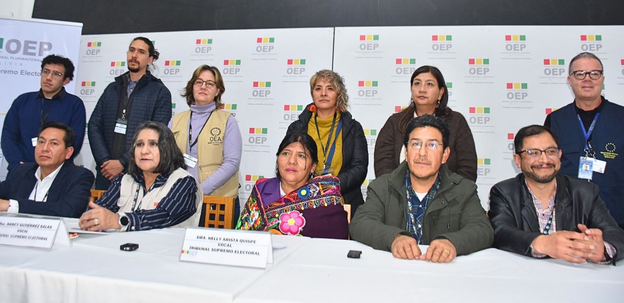 Autoridades del OEP en conferencia de prensa junto a observadores internacionales