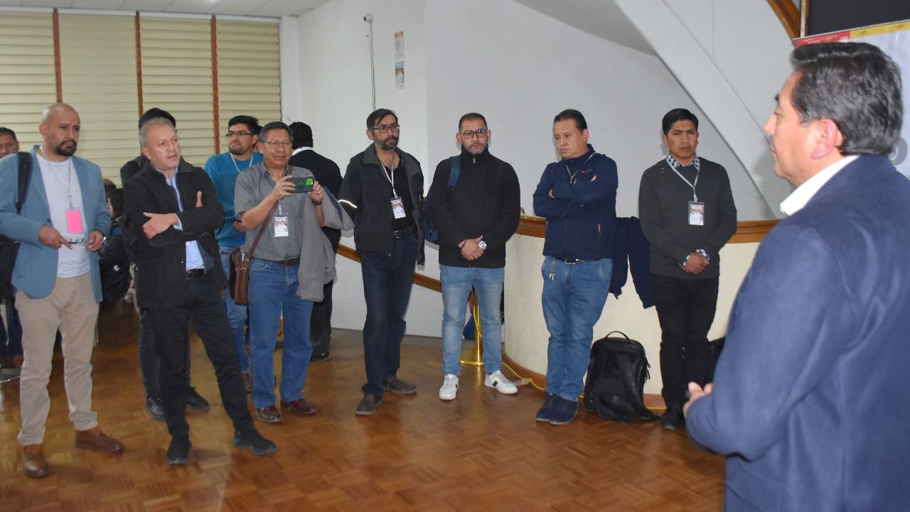 Representantes políticos y de la sociedad civil durante una reunión informativa