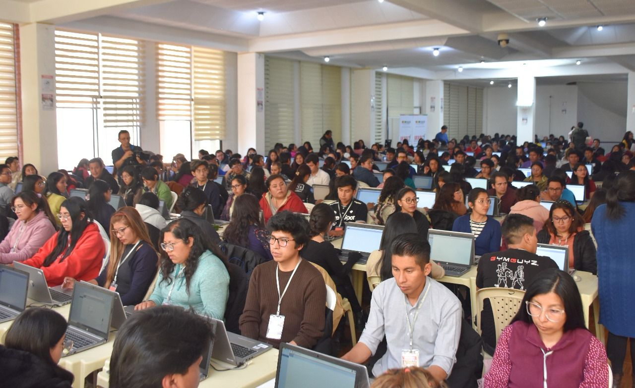 Operadores del OEP transcribiendo datos de las actas electorales