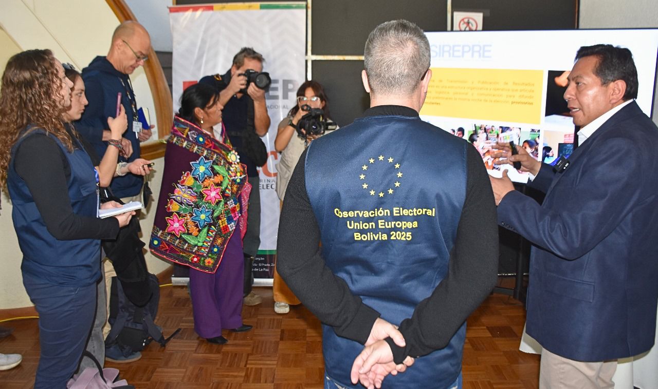 Misión de Observación Electoral de la Unión Europea durante una presentación